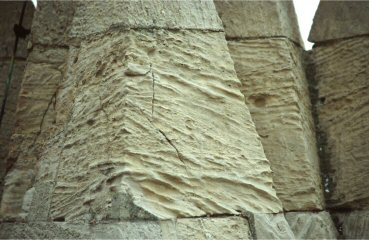 Weathering out dependent on stone structure (tR)