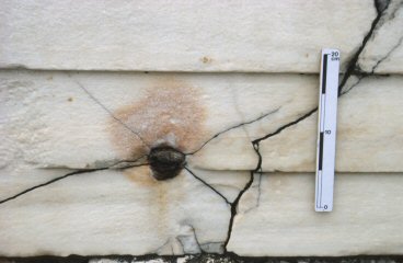 Fissures independent of stone structure (vL)