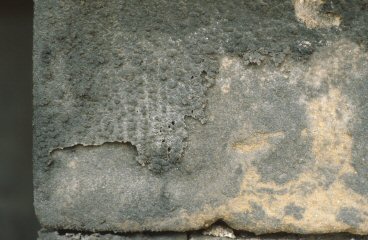 Detachment of a dark-colored crust changing the surface (diK)